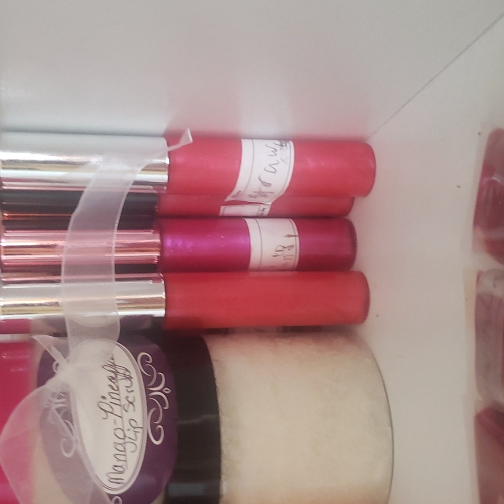 Fully stock up on lip gloss body scrub and lip oil - Picture 3 of 4